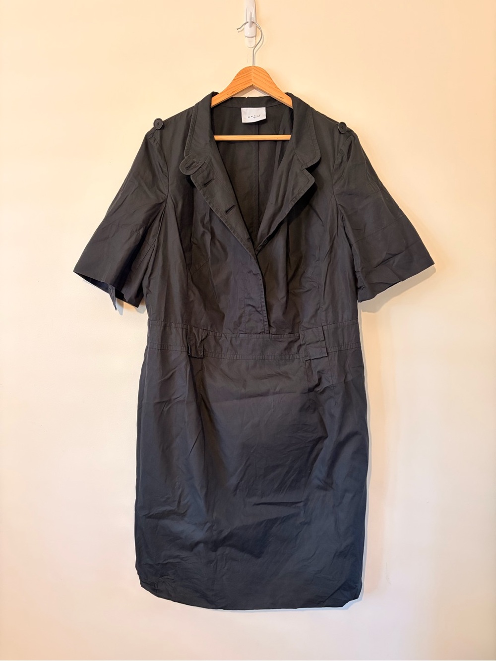 Akris Punto Black Short-Sleeve Midi Dress with Tailored Collar L